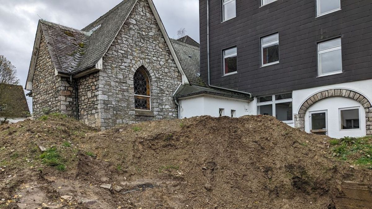 Der Erdaushub vor der ehemaligen Krankenhauskapelle ist immer noch nicht wieder beseitigt. von privat