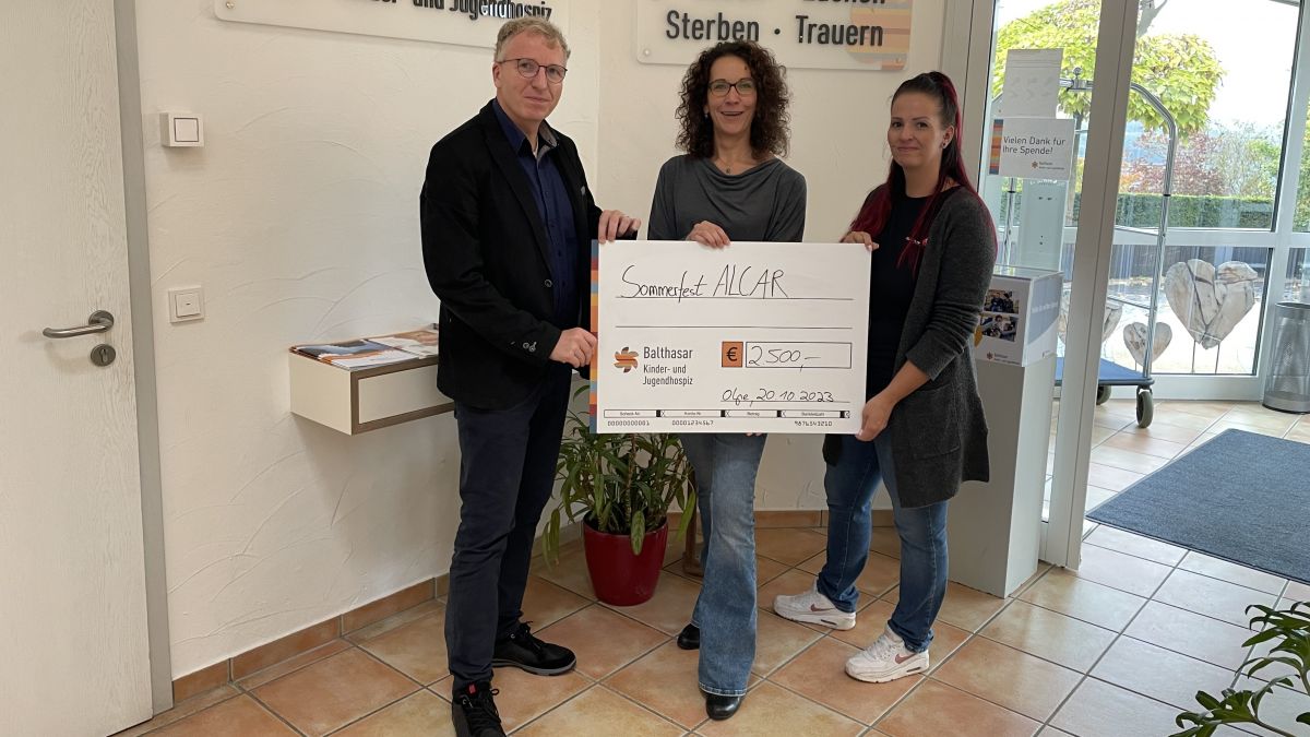 Von links: Alcar-Geschäftsführer Carsten Hellwig, Rebecca Kranz (Leitung Öffentlichkeitsarbeit des Balthasar Kinder- und Jugendhospiz) und Simone Johanson (Einkauf und Personalwesen bei Alcar). von privat