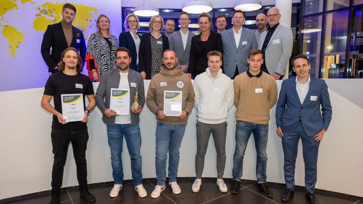Die Sieger des JU DO! Gründerwettbewerbs mit den Juroren und dem Organisationsteam. von Kai Osthoff