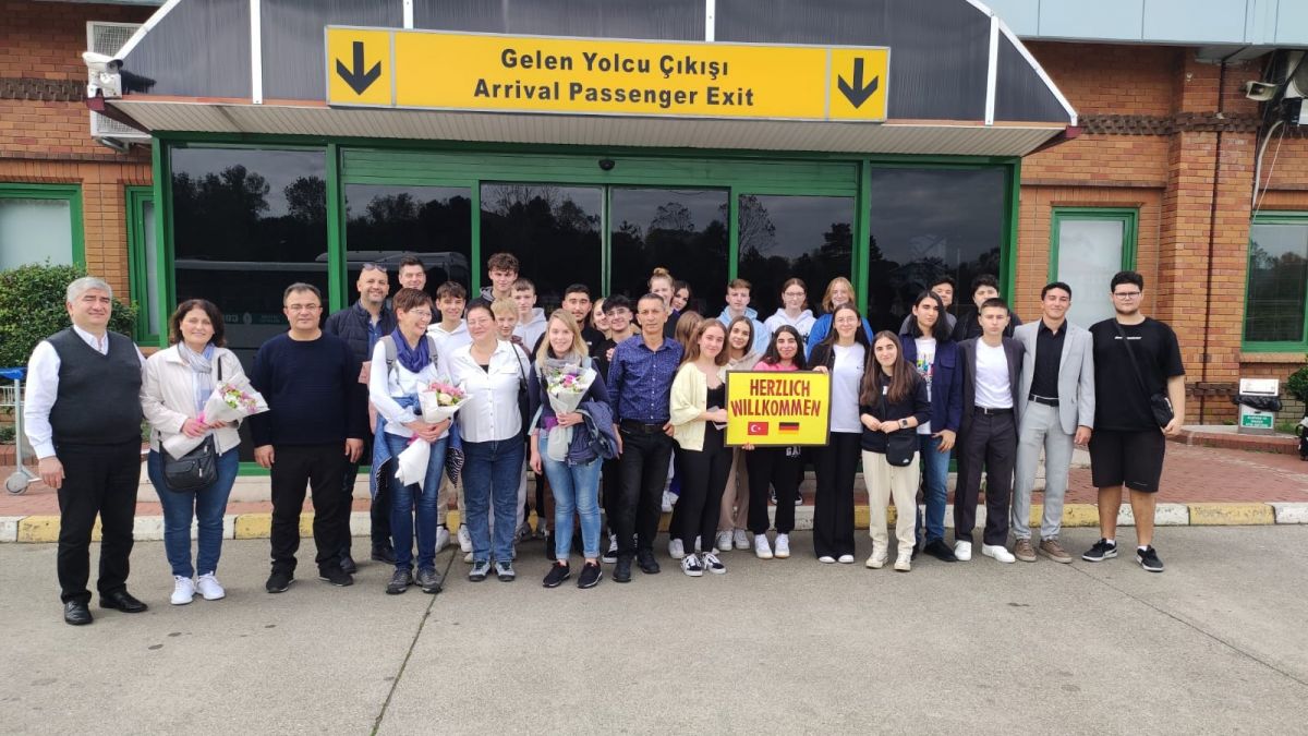 Schüler der Klassen neun und zehn des GymSL reisten zum Schüleraustausch nach Caycuma in der Türkei. von privat