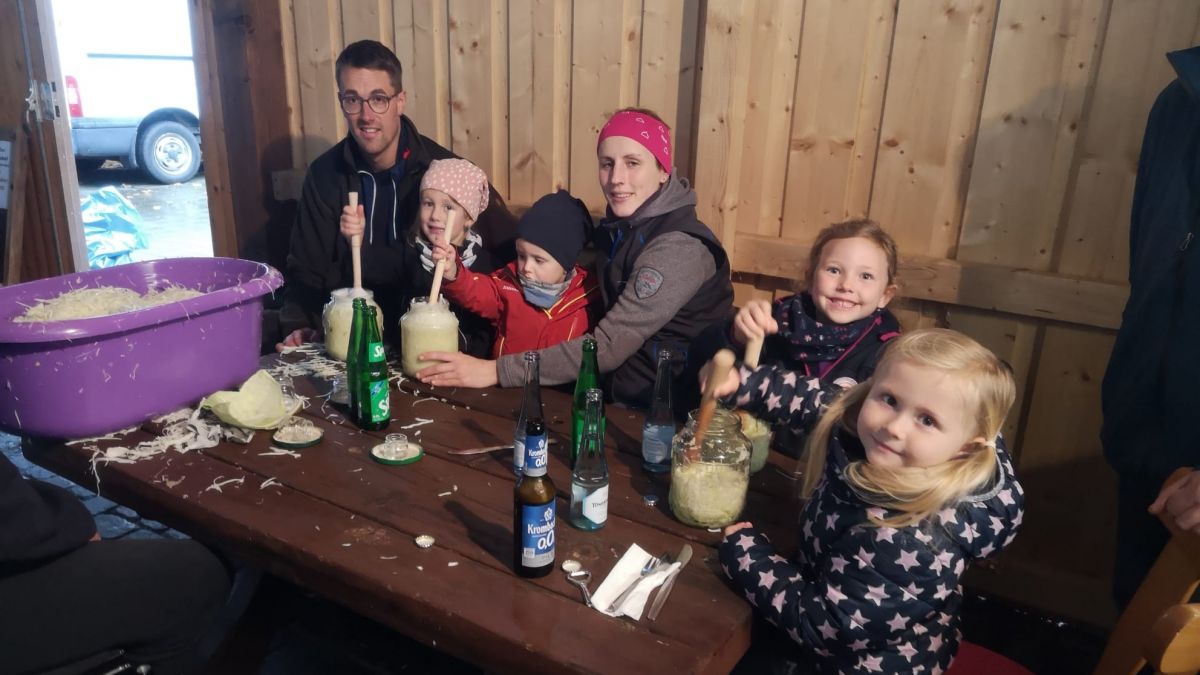Der SGV Wenden hat sein zwölftes Kappesfest veranstaltet. Jung und Alt stellten gemeinsam Sauerkraut her. von privat