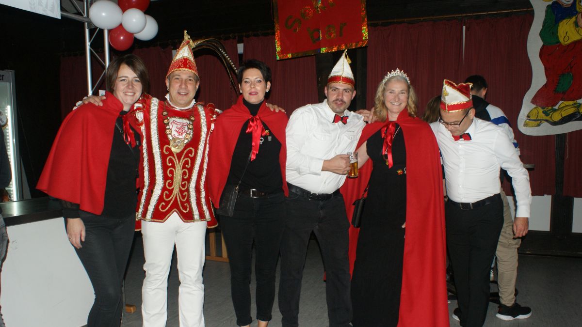 Prinzessin Anke Rameil-Schmidt (Zweite von rechts) mit ihrer Pagin Sonja Köster und Prinz Thorsten Hyss mit seinen Pagen sind in bester Feierstimmung. von Birgit Hamers