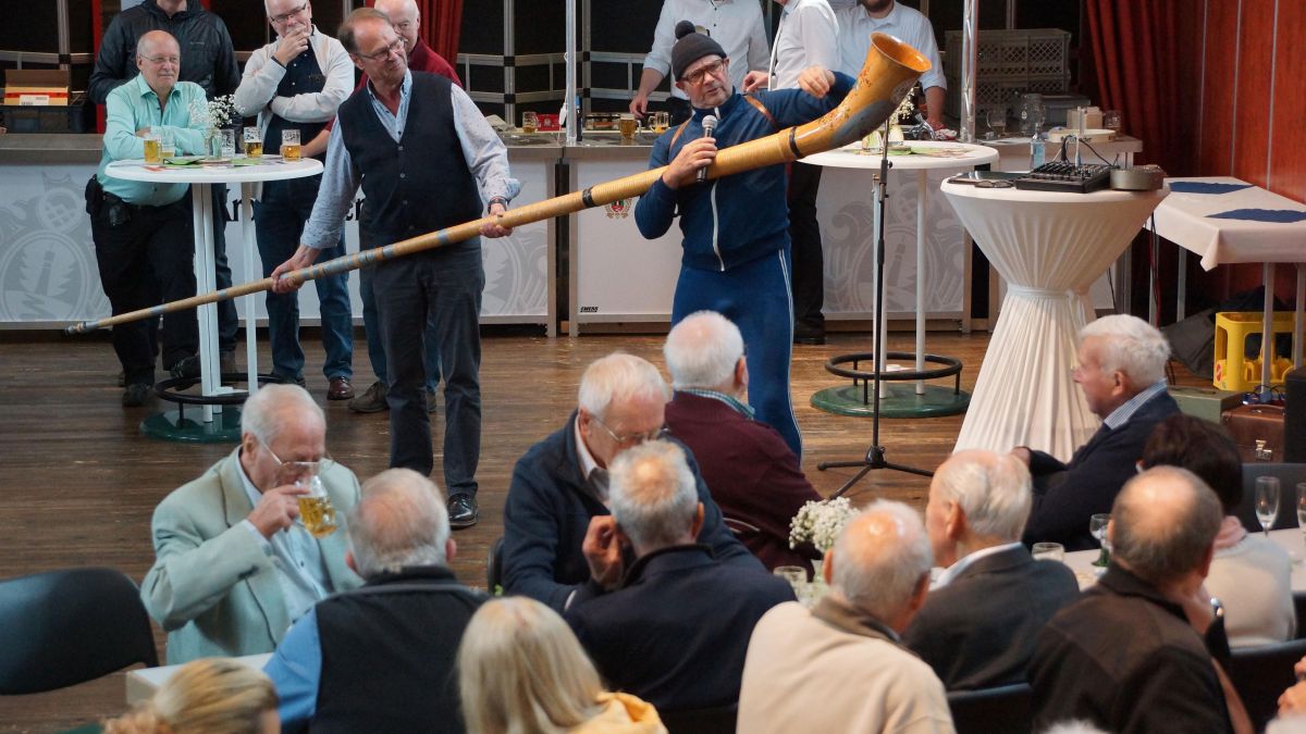 Beim Ü-60-Frühschoppen des Schützenvereins Altenhundem lief Bauer Ewald zur Höchstform auf. Und begeisterte mehr als 100 Besucher ebenso wie die Initiatoren. von privat
