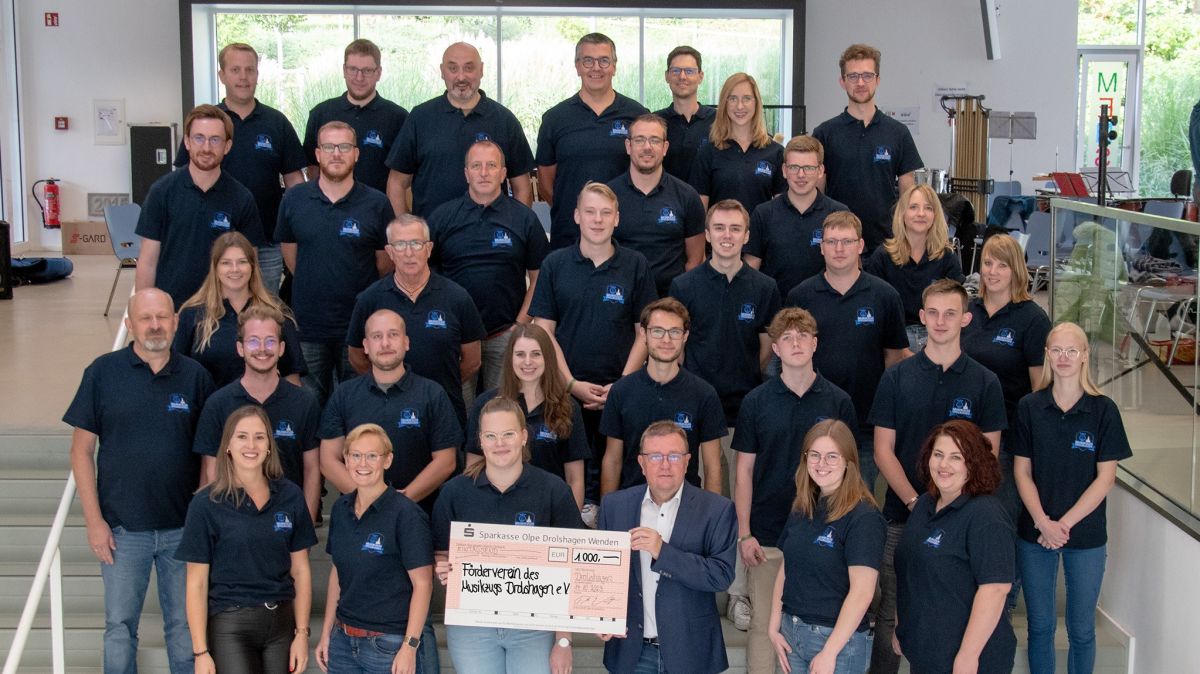 Der Musikzug Drolshagen freut sich über neue, einheitliche Poloshirts, die dank einer Sparkassen-Spende angeschafft werden konnten. von privat