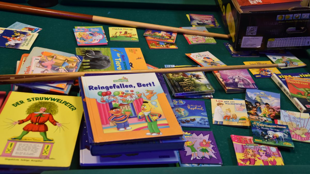 Lieblingslektüre und Neuerscheinungen können bei der Weihnachtsausstellung in der Bücherei Helden bestellt werden. von Nicole Voss