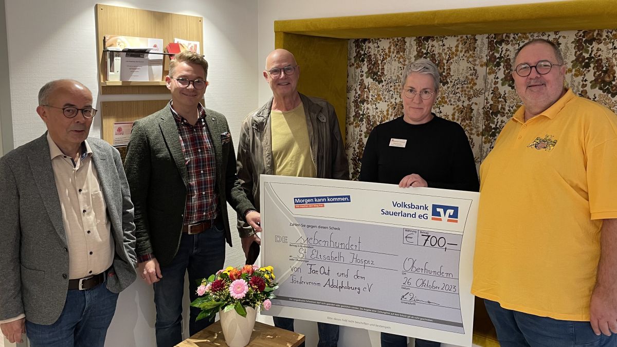 Zum Ende einer interessanten Führung durch das Hospiz erfolgte die Übergabe des Spendenschecks: (v.l.)  Martin Schäfer, Tobias Mettbach, Lui Zimmermann, Gabriele Hohmann und Peter Meyer. von Förderverein WSA e.V.