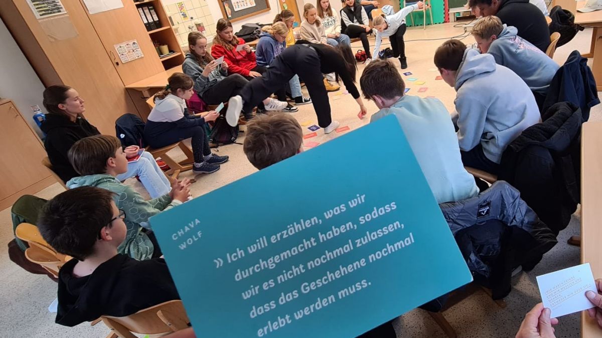 Die Zweitzeugen verdeutlichen in ihrem Workshop beim Musikverein Rhode das Thema Holocaust. von privat