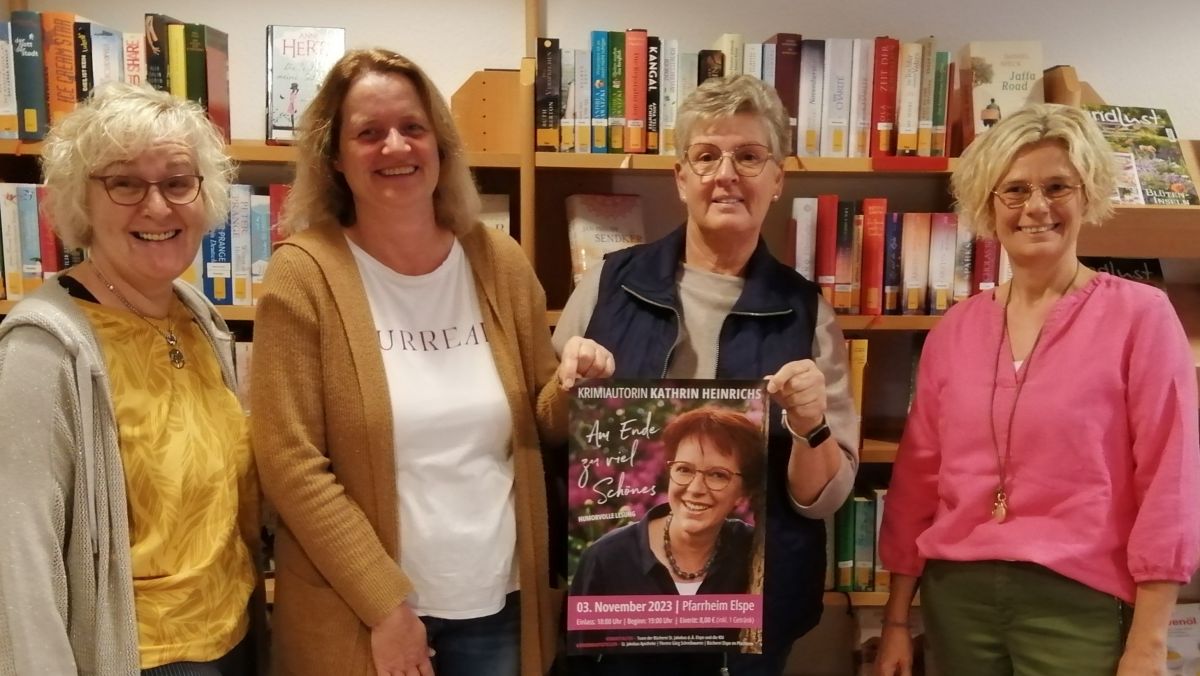Bücherei und kfd Elspe freuen sich über den Erfolg ihrer ersten Autorenlesung mit Kathrin Heinrichs im voll besetzten Pfarrheim. von privat