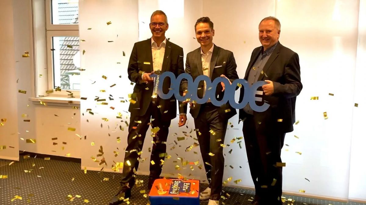 Bernd Griese (l.) und Michael Reitz (r.) nehmen den Gewinn stellvertretend für die Gewinnerin von Thorsten Meurer entgegen. von privat