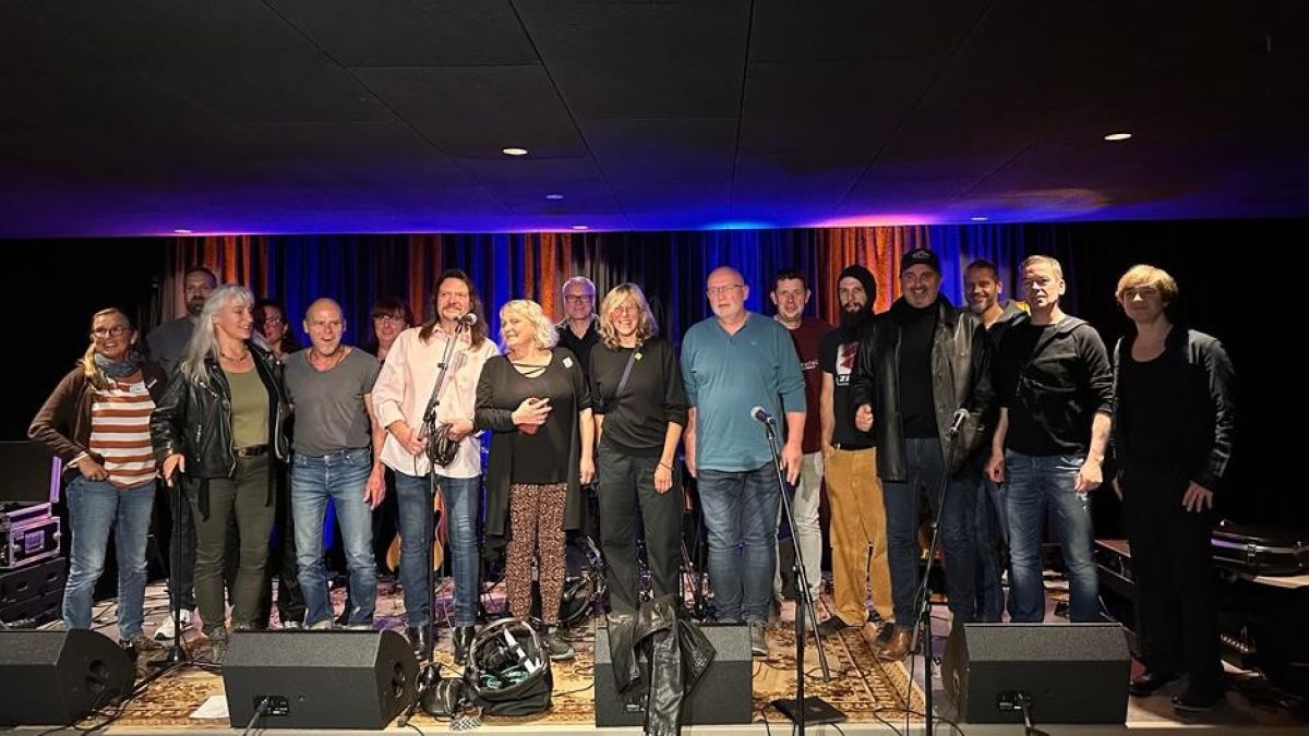 Am Ende eines bunten Kulturtages in der OT Grevenbrück trafen sich die Mitwirkenden noch einmal zum Abschluss auf der Hauptbühne. von privat