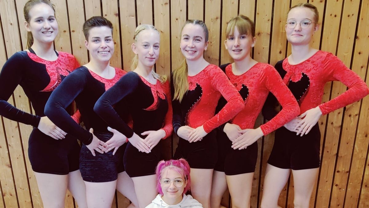 Von links: Kiana Ostermann, Lea Dolligkeit, Lene Knubel, Mona Bröckelmann, Paula Griese und Leni Lamers; vorne sitzend: Fiona Schulz. von privat