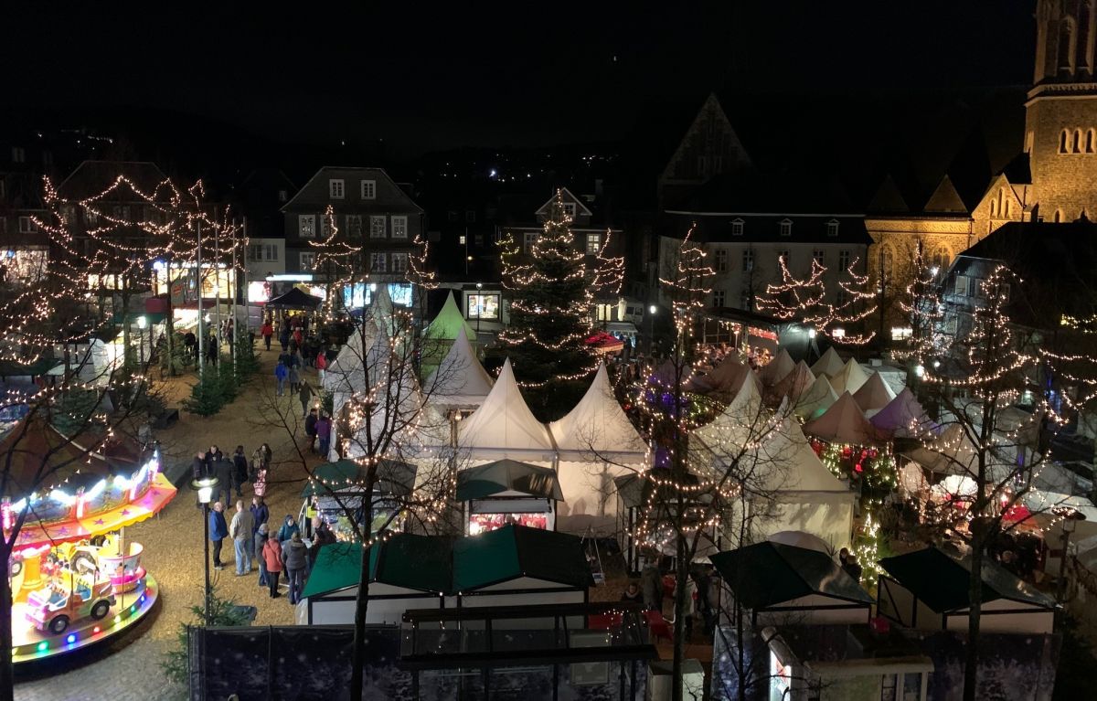 Der historische Weihnachtsmarkt in Olpe ist für seine gemütliche Atmosphäre und das abwechslungsreiche Programm bekannt. von Olpe Aktiv