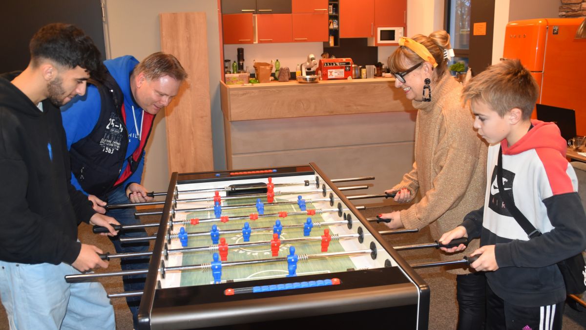 Bei einer Runde Kicker sind Abdul, Helge Staat, Anna Orsini und Luca (v.l.) sofort dabei. von Nicole Voss