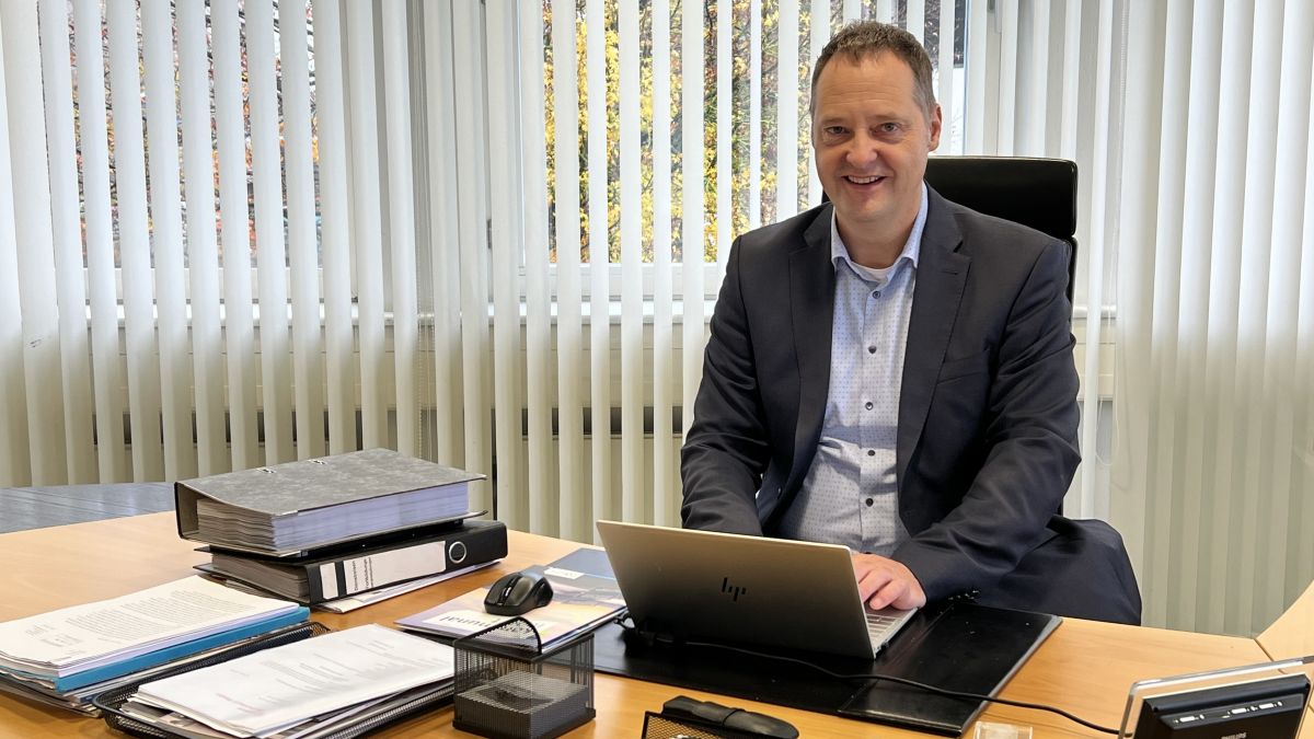 Bürgermeister Peter Weber arbeitet in seinem Büro mittels der installierten Notfallinfrastruktur von © Kreisstadt Olpe