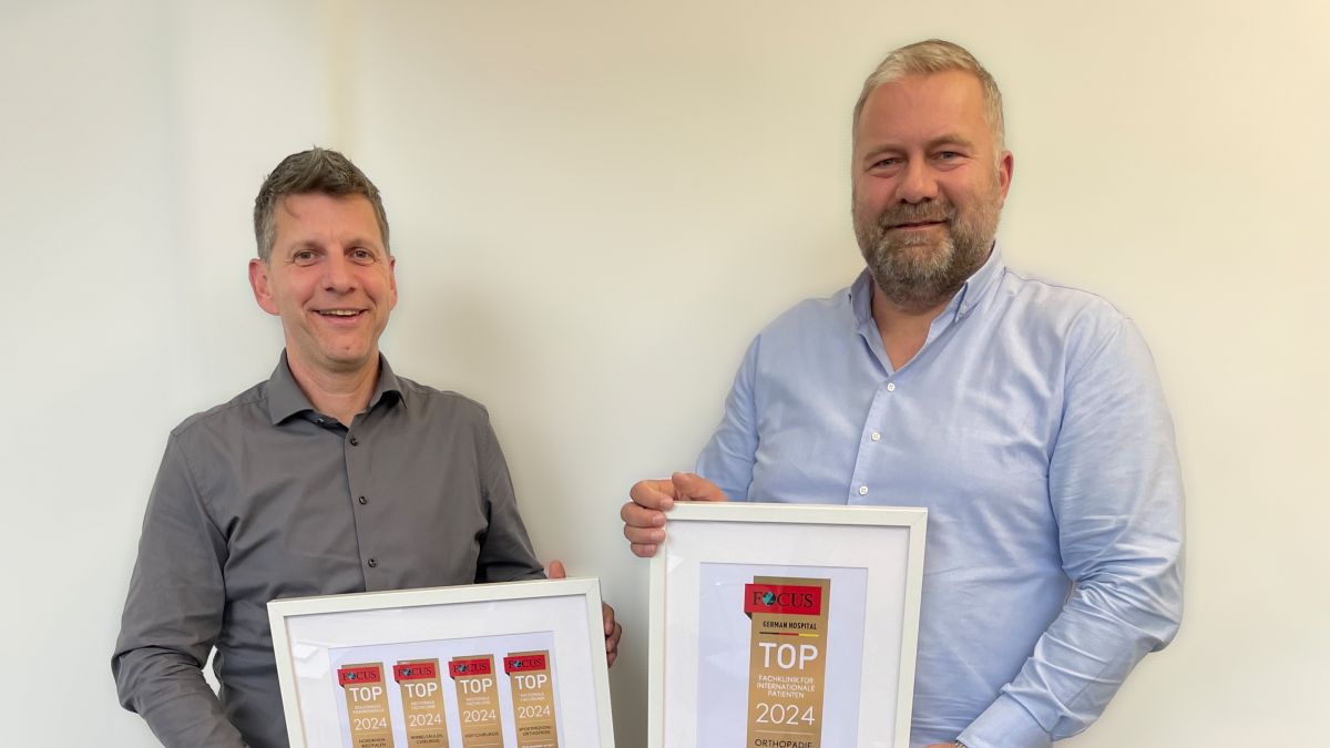 Stephan Franz, Vorstand (links), und Dirk Burghaus, Vorstandsvorsitzender der Sportklinik Hellersen (rechts), freuen sich über die mehrmalige Auszeichnung der Sportklinik Hellersen sowie die erstmalige Ernennung als Top Fachklinik für internationale Patienten. von Sportklinik Hellersen