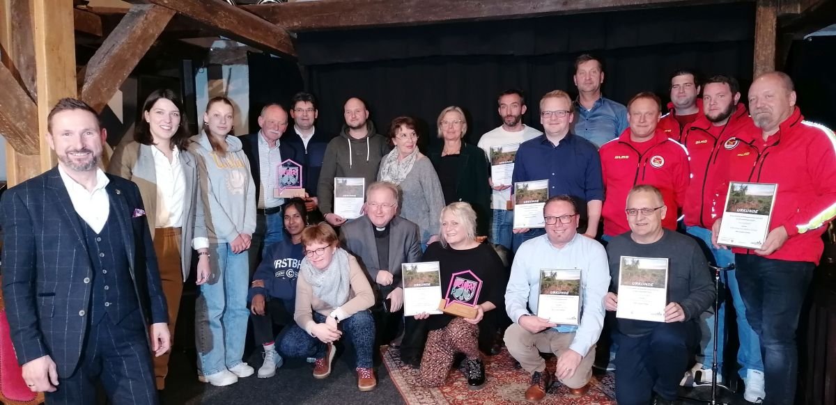 Alle Bewerber auf einen Blick: Im Kulturgut Schrabben Hof erlebten sie einen schönen Abend - erst am Ende wurden die Gewinner verkündet. von Lorena Müller