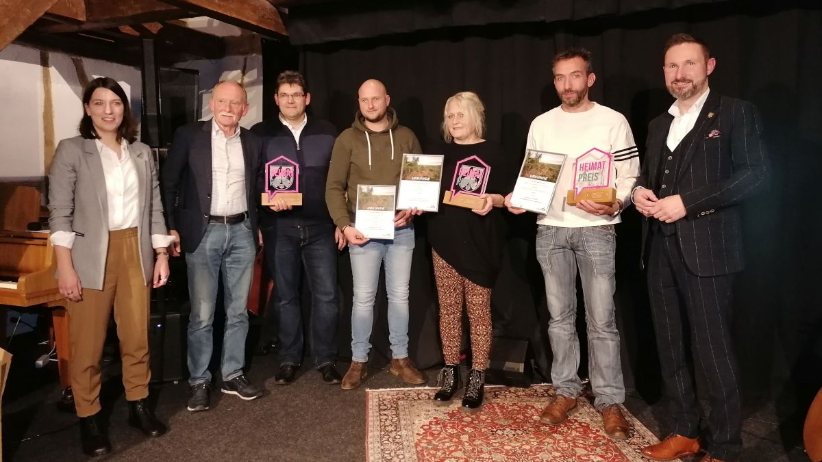 Strahlende Gesichter bei den Bewerbern, die letztlich auf den Plätzen eins bis drei gelandet sind: Bürgermeister Björn Jarosz (r.) gratulierte allen Gewinnern. von Lorena Müller