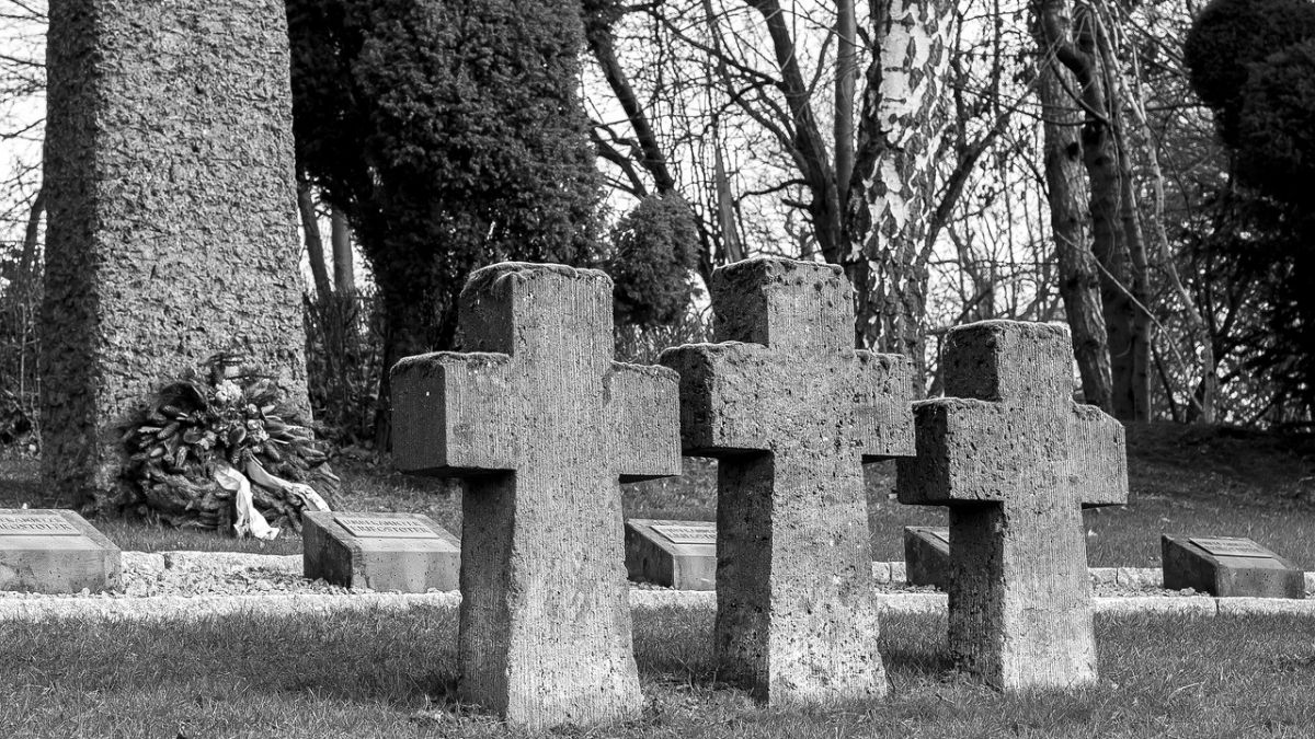 Symbolfoto Kriegsgräber, Gedenkstätte, Volkstrauertag von Pixabay.com/albarus
