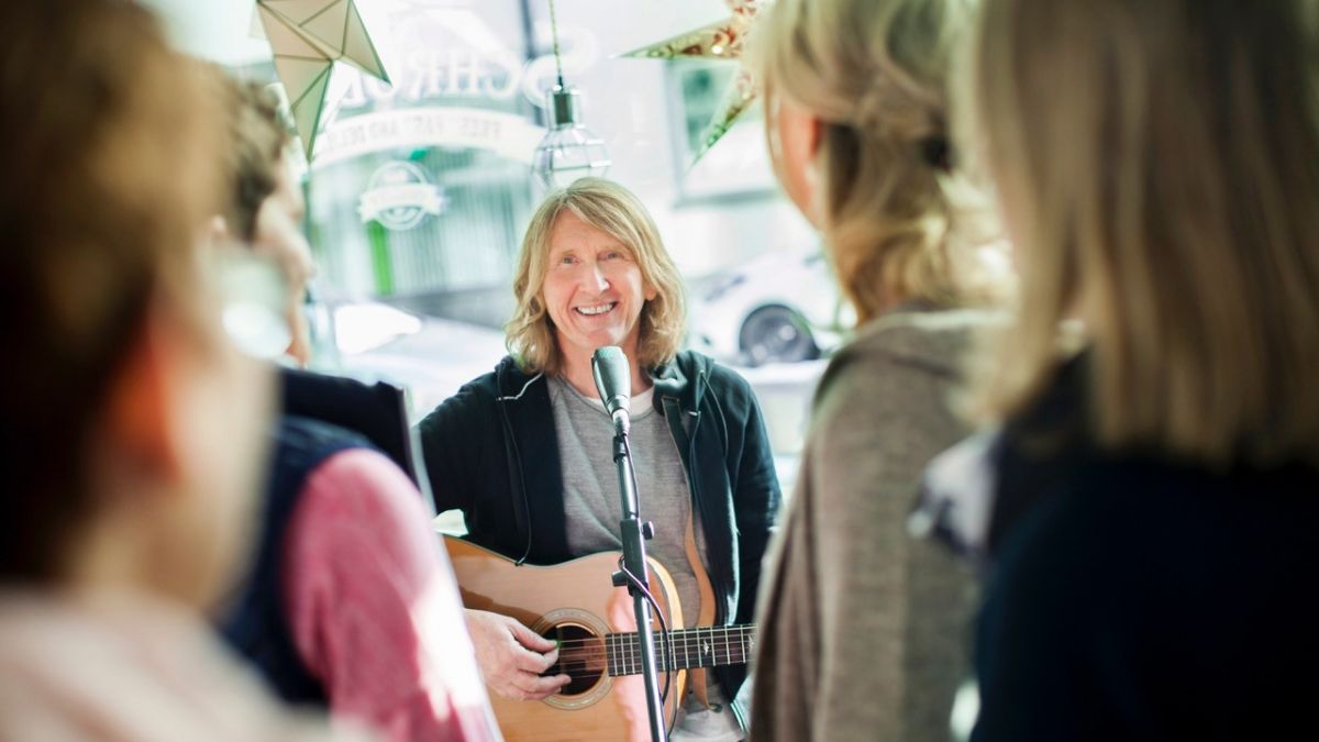 FUX Bernd Klüser lädt zum „MitSingKonzert“ in den KulturBahnhof Grevenbrück ein. von Bernd Klüser