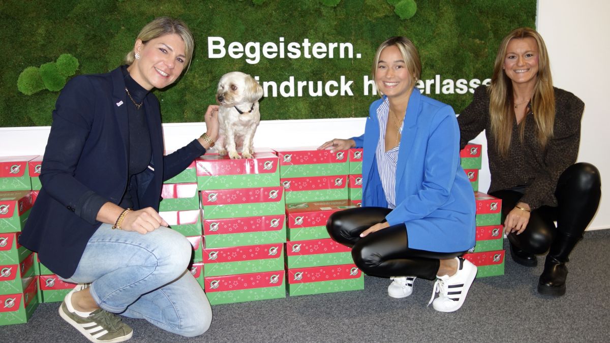 So wie das Weihnachtsteam von brill und adloff (Maleika Hess, Sara Assmann und Larissa Brill (v.r.) mit Firmenhund Charlie) können Kurzentschlossene noch bis einschließlich Montag, 13. November, Schuhkarton-Geschenke beisteuern. von privat