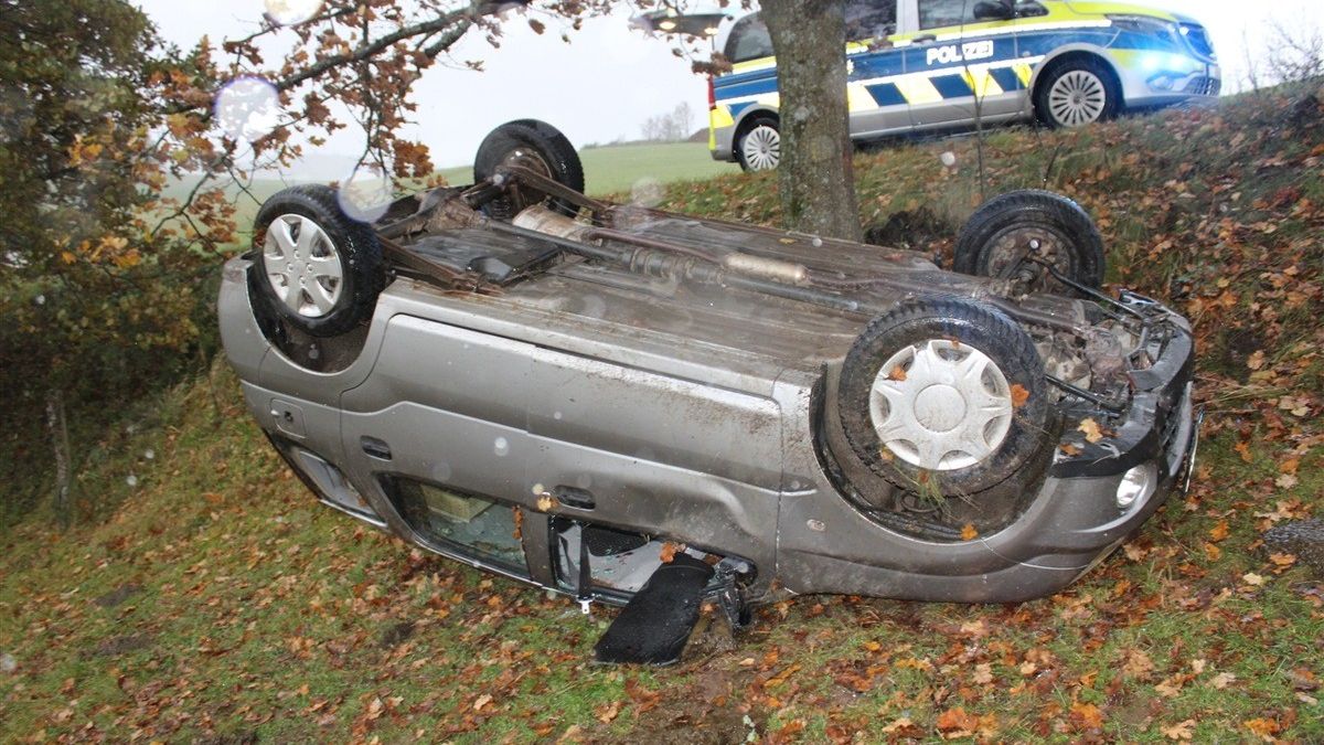 Der 84-jährige Fahrer verletzte sich bei dem Unfall schwer. von Polizei Siegen