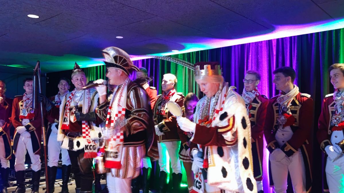 Der KCG hat am Freitagabend, 10. November, das neue Dreigestirn in Grevenbrück proklamiert. Dieses bilden Prinz Peter I. (Quinke), Bauer Jannik (Schulte) und Jungfrau Sebastiana (Sebastian Quinke). von Marita Sapp