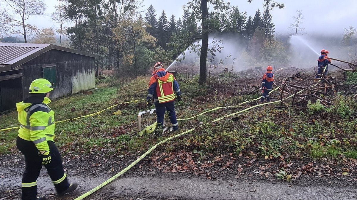 Eine interkommunale Übung der Jugendfeuerwehren Helberhausen, Silberg und Heinsberg fand kürzlich statt. von Feuerwehr Kirchhundem
