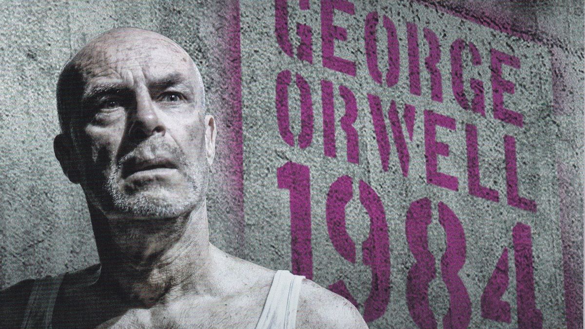 Peter Kremer gastiert in George Orwells „1984“ auf der Bühne des PZ Meggen. von privat