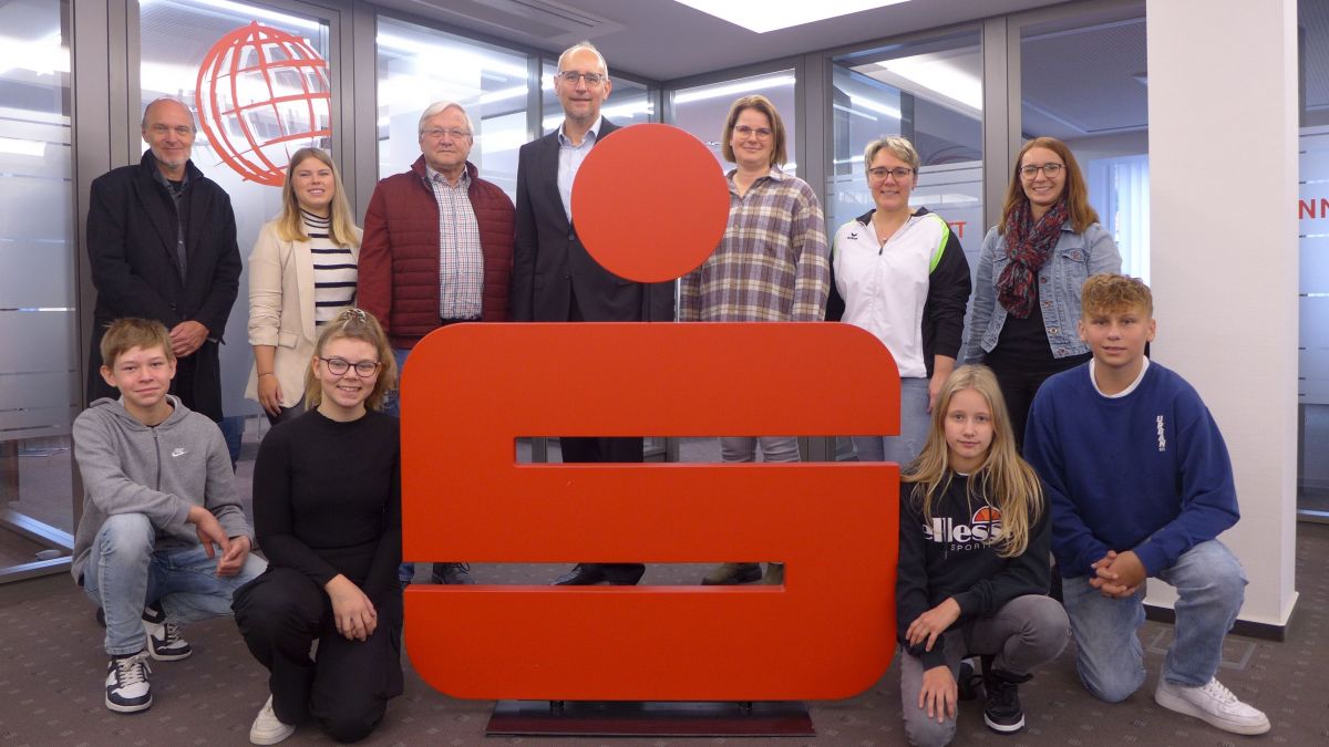 Die Vertreter der erfolgreichen Sportler nehmen die Preisgelder entgegen. von privat