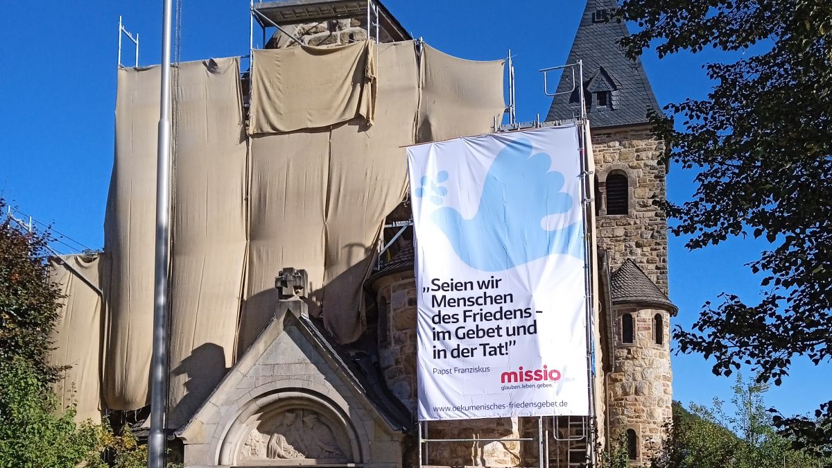 Friedensbanner an der Kirche in Benolpe. von privat