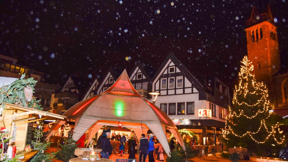 Weihnachtsstimmung auf dem Altenhundemer Marktplatz: Von Donnerstag, 30. November, bis Sonntag, 3. Dezember, öffnen die kleinen Hütten im Weihnachtsdorf wieder ihre Türen für die Besucher. von Nils Dinkel