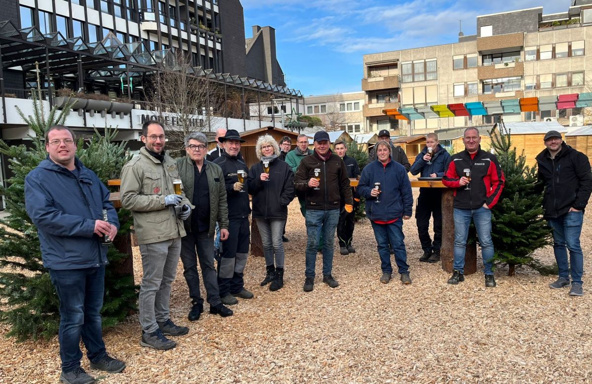 Das Altenhundemer Weihnachtsdorf soll wieder ein Gemeinschaftsprojekt werden. Das Archivfoto zeigt zahlreiche Helfer beim Aufbau für das Weihnachtsdorf 2022. von privat