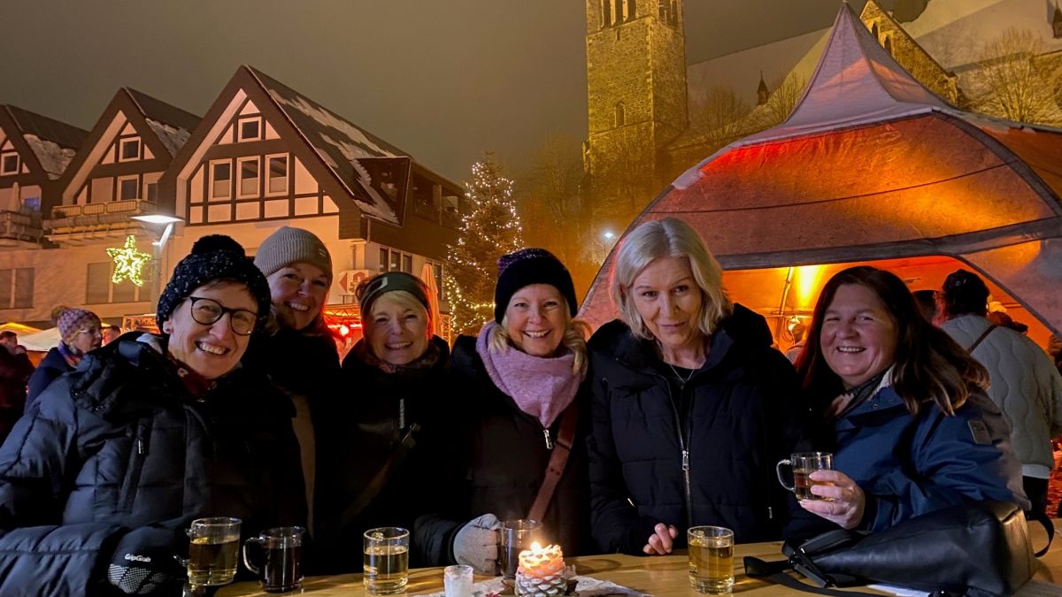 Im urigen Dorf-Ambiente mit kleinen Hütten und Hackschnitzeln auf dem Boden genossen zahlreiche Besucher den ersten Abend des Altenhundemer Weihnachtsdorfes. von Kerstin Sauer