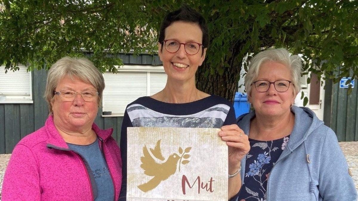 Die Caritas-Regionalleitungen Cornelia Heider, Andrea Müller sowie Cornelia Behrens werben für finanzielle Unterstützung im Rahmen der Adventssammlung. von Caritasverband Olpe