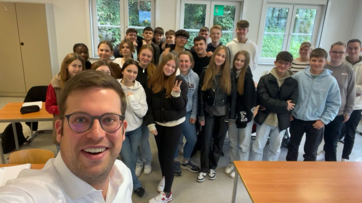 Ein Selfie durfte beim Besuch in der Lessing Realschule natürlich nicht fehlen: Florian Müller mit den Zehntklässlern. von Büro Florian Müller