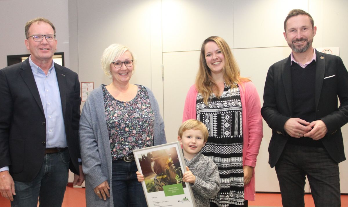 Der erste Preis ging an den Kindergarten St. Lambertus Oberhundem. Achim Loos (l.) und Bürgermeister Björn Jarosz (r.) gratulierten den Vertretern, während Konstantin stolz die Urkunde in Empfang nahm. von Kerstin Sauer