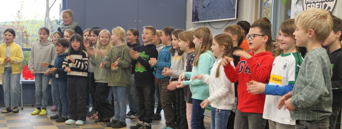 Mit Gesang begrüßten die Drittklässler der Elsper Grundschule ihre Gäste. von Kerstin Sauer