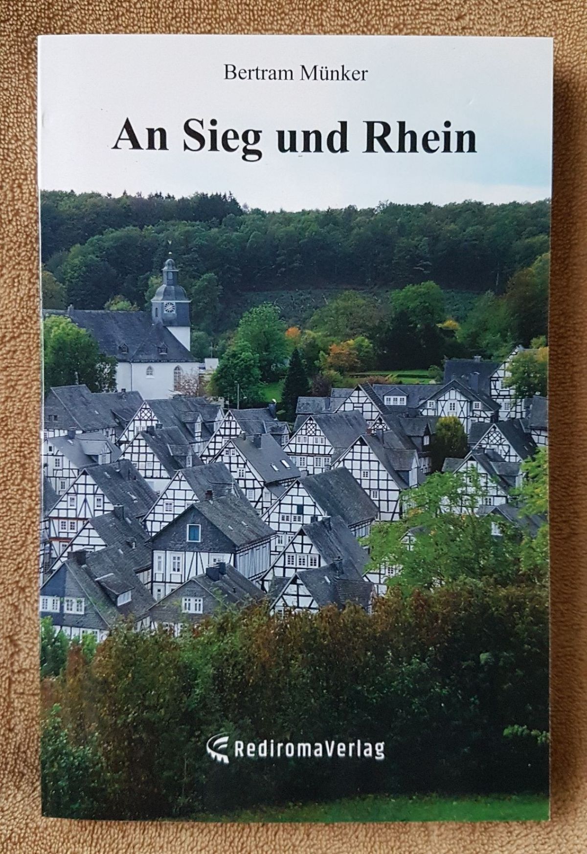 In seinem Buch „An Sieg und Rhein“ erzählt Bertram Münker aus Freudenberg neun außergewöhnliche Geschichten. von privat