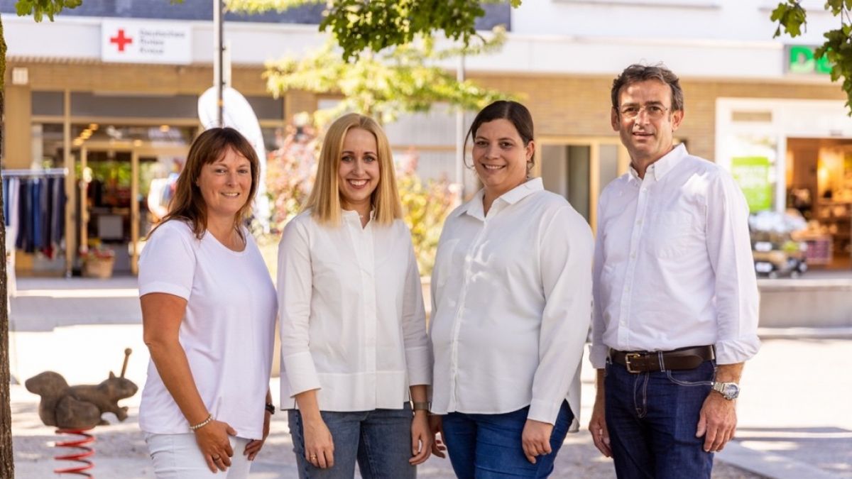 Die neuen Inhaberinnen Dr. Lydia Schwermer (2. v.li.) und Carina Hansmann (3. v.li.) freuen sich mit ihren 
zahnärztlichen Kollegen Anke Hesse (1. v.li.) und Dr. Eckhard Beckmann (4. v.li.) auf ihre gemeinsame Zusammenarbeit. von privat