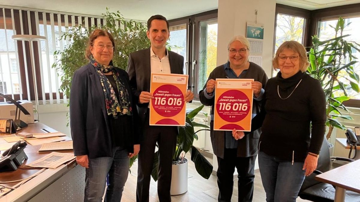 Die Hansestadt Attendorn unterstützt die Veranstaltung des Agendaforums (von links): Marion Terschlüsen (Gleichstellungsbeauftragte der Hansestadt Attendorn), Bürgermeister Christian Pospischil, Theresia Wurm und Bärbel Röben (beide Agendaforum). von Hansestadt Attendorn