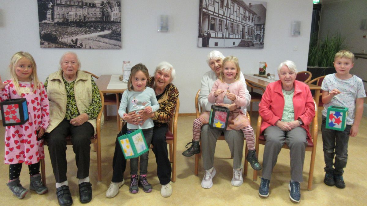 Gemeinsam bastelten Jung und Alt im Seniorenzentrum St. Gerhardus am Martinstag bunte Laternen. von privat