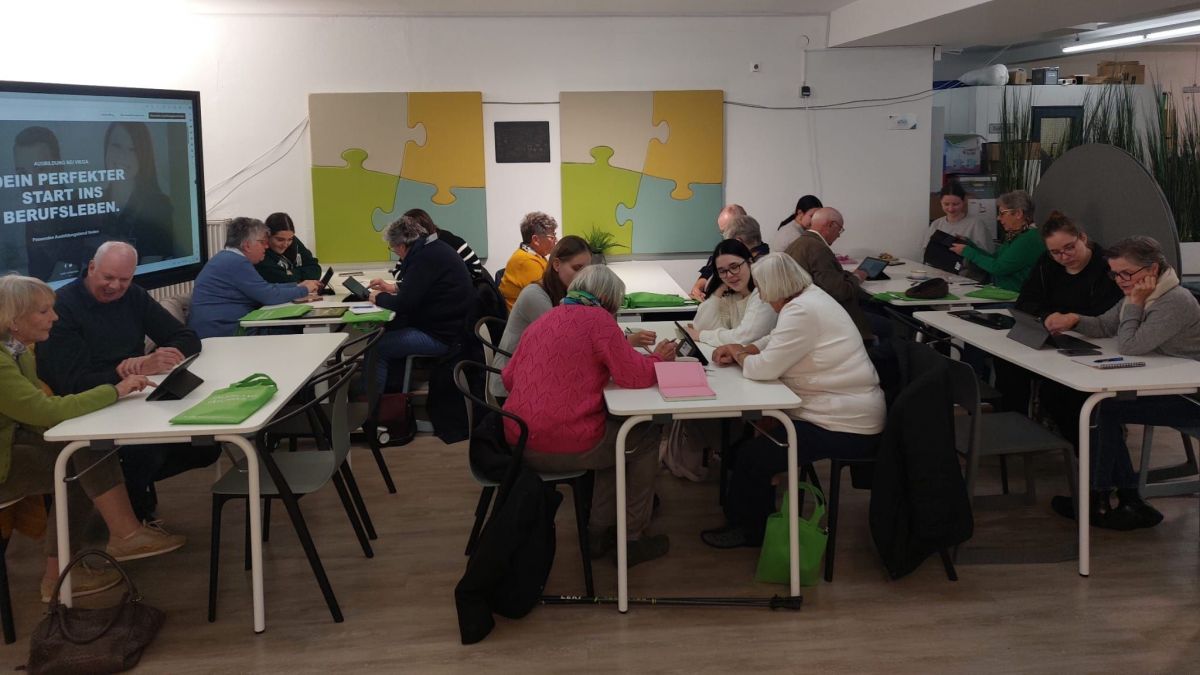 Bei dem durchdachten Projekt helfen Jugendliche älteren Menschen in Sachen digitaler Technik auf die Sprünge. von Chiara Martella