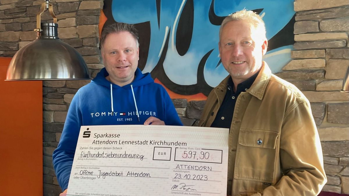 Helge Staat (l.) nimmt den obligatorischen Scheck von Martin Pursian entgegen. von privat