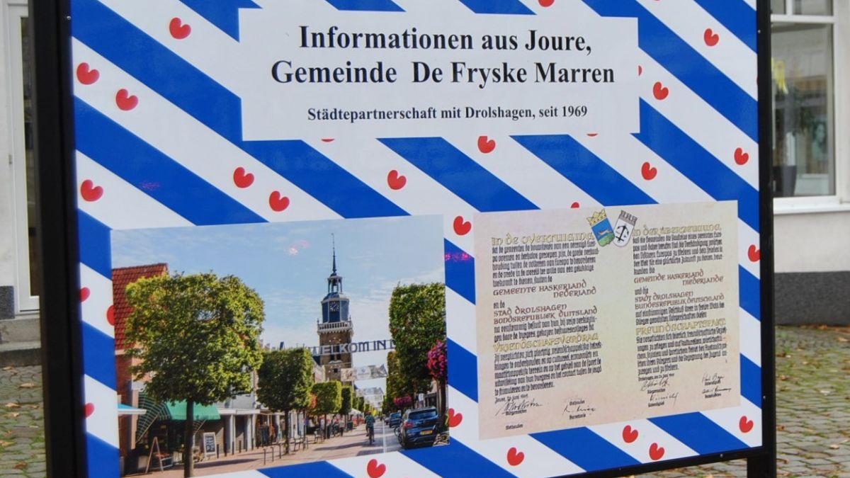 Der neue Schaukasten auf dem Marktplatz in Drolshagen: Auf dem Foto sind die Einkaufsstraße in Joure sowie die Urkunde von 1969 zu sehen. von privat