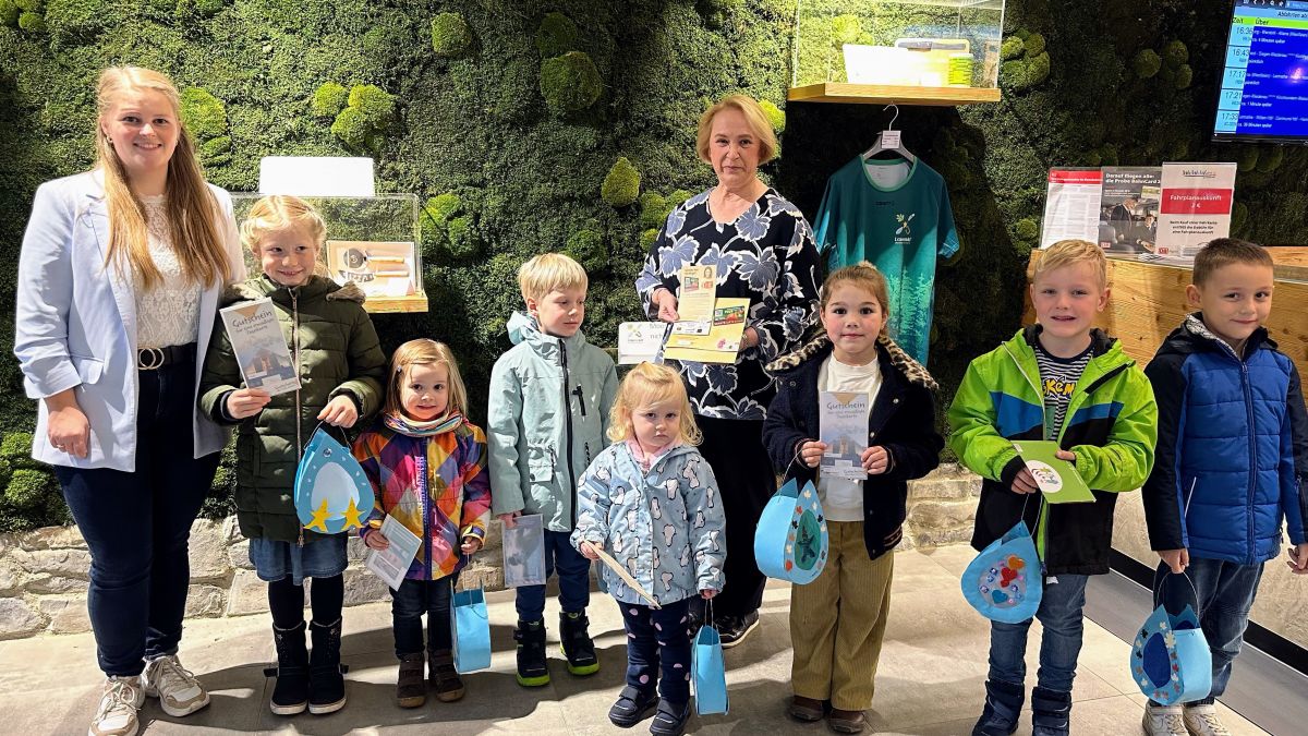 Lisa Ohm (l. Stadtmarketing Lennestadt) gratuliert den Gewinnern der Aktionen bei „Lennestadt leuchtet“. von Stadtmarketing Lennestadt