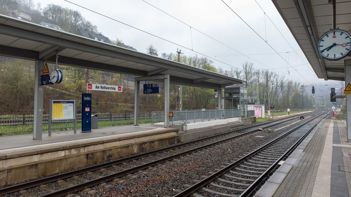 Im Kreis Olpe gibt es im Bahnverkehr massive Einschränkungen am Freitag, 21. April. Am Altenhunder Bahnhof ist es ruhig. von Nils Dinkel