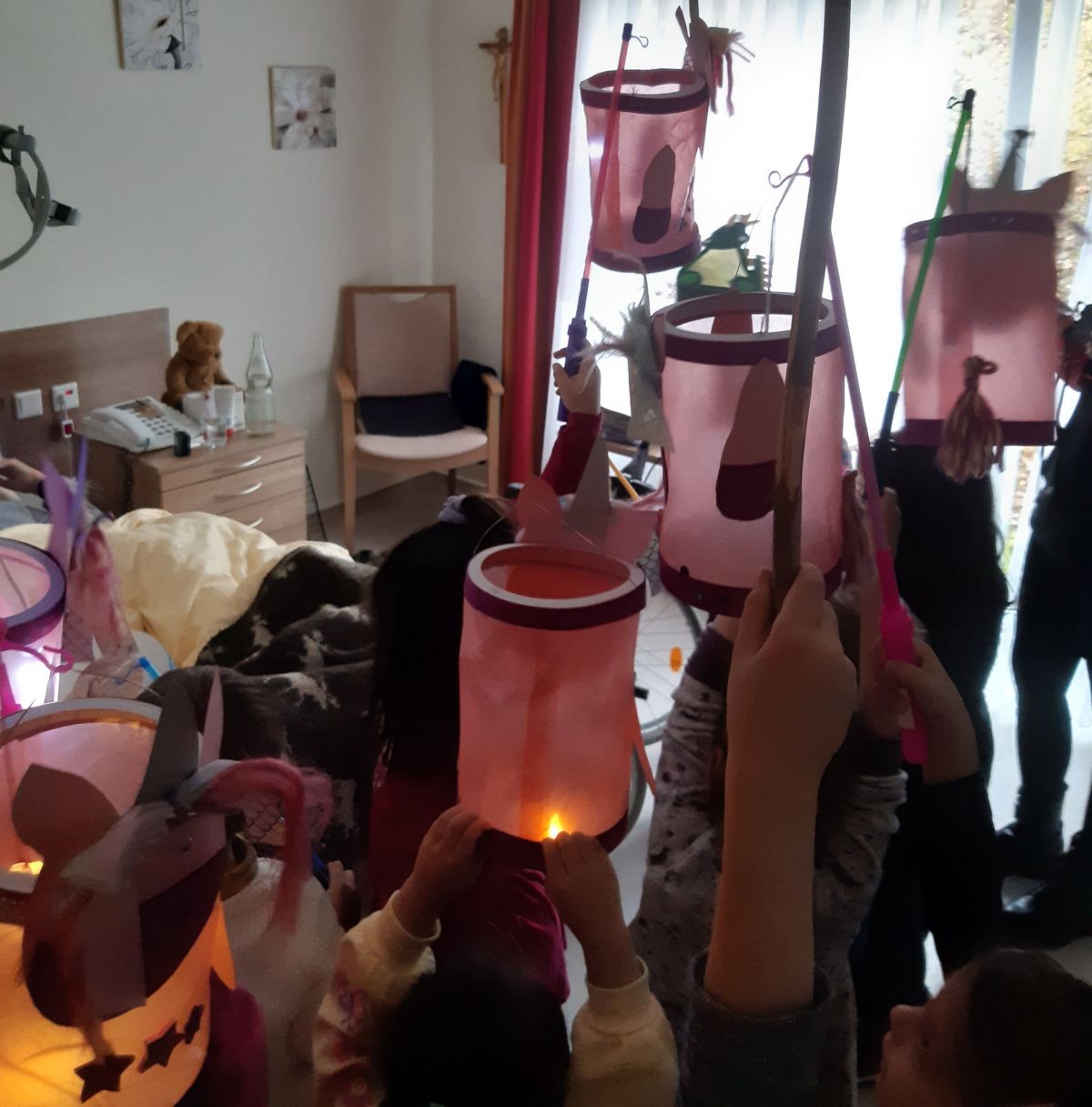 Mit ihren Laternen zogen die Kinder durch die Flure und Zimmer. von privat