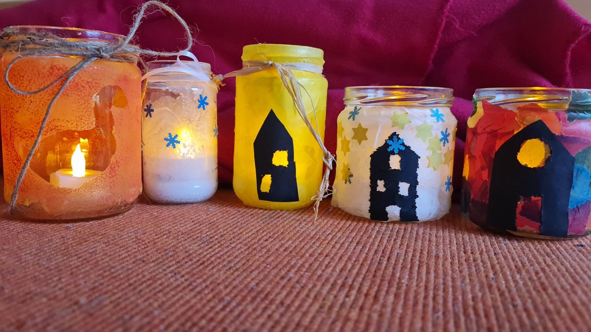 Selbst gebastelte Lichter leuchten nun in den Zimmern des Josefinums. von privat