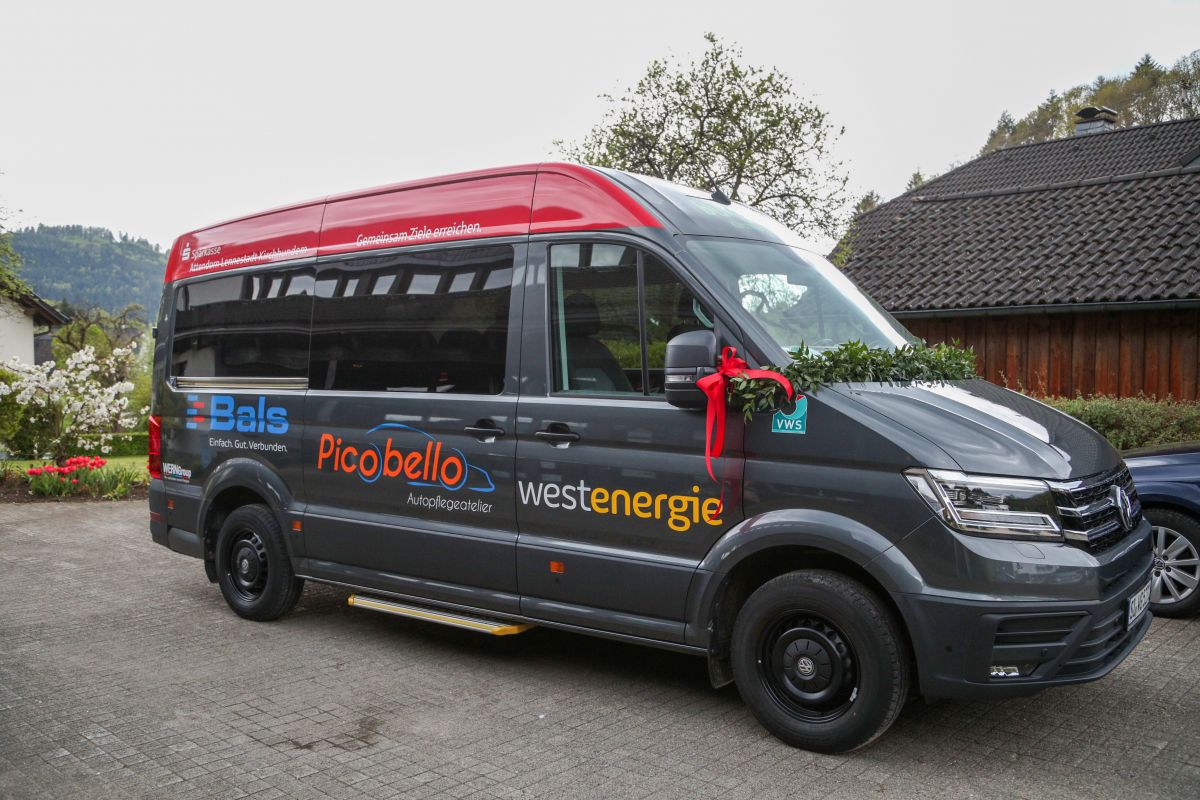 Der Bürgerbusverein Kirchhundem freute sich im Mai 2023 über einen neuen Bus sowie über die neue Strecke in Altenhundem. von Tine Schmidt