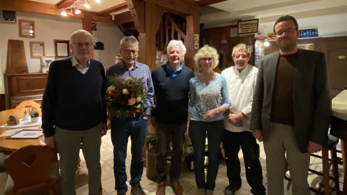 Nach 22 Jahren traten Georg Eickelmann und Georg (v.l.) zurück. Verwaltungsratsvorsitzender Dietmar Meeser und das Eigentümerpaar Cordula und Bernhard Schwermer würdigten ihre Verdienste. Rechts der neue Schatzmeister Lars Wirth. von privat